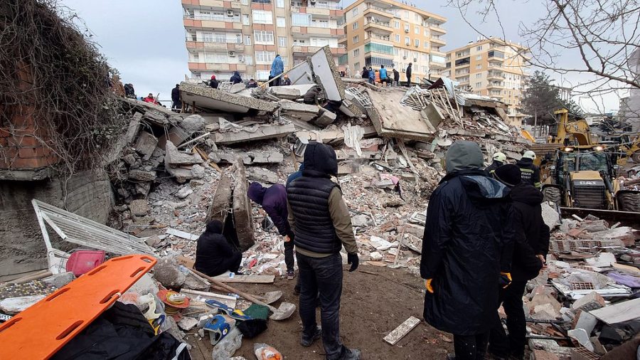 Search and rescue teams along with citizens view the wreckage of a collapsed building in Diyarbakır, Turkey.
