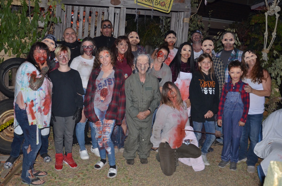 Moms haunted house 2019 wrong turn cast.