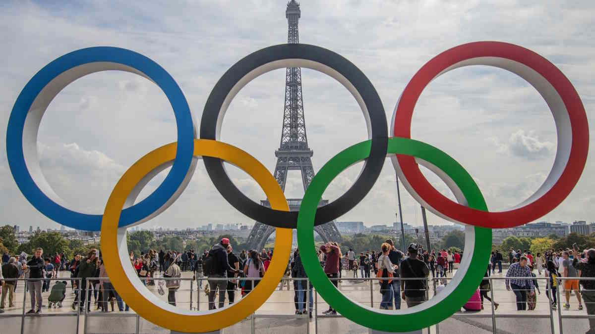 Olympic rings in front of the Eiffel Tower