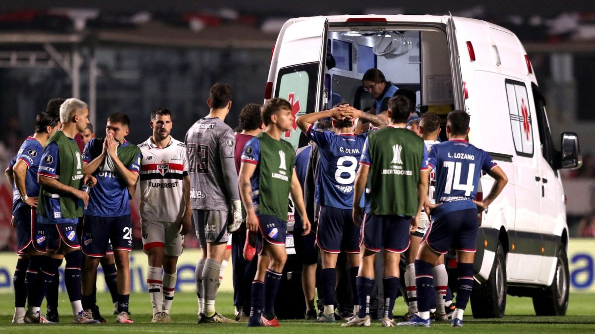 Juan Izquierdo lifted into ambulance during game between Nacional and São Paulo  